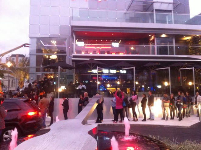 Fila por volta das 17h45 para conhecer o Hard Rock Cafe em Curitiba