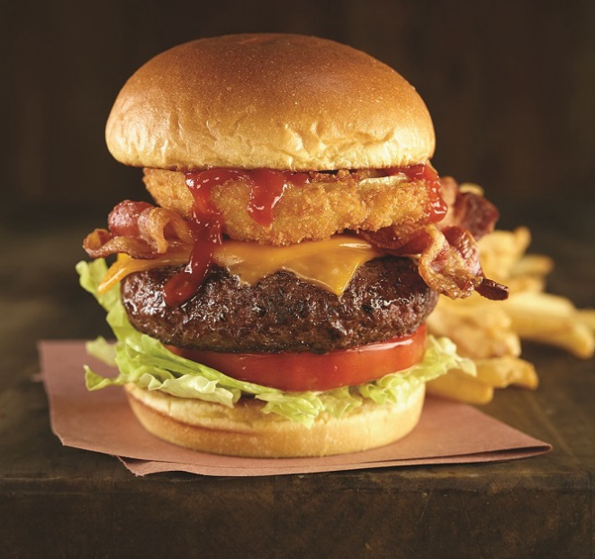 Original Legendary Burger é feito com 220 gramas de carne de raças britânicas, bacon, queijo cheddar, onion ring, alface americana e tomate. Foto: Divulgação.