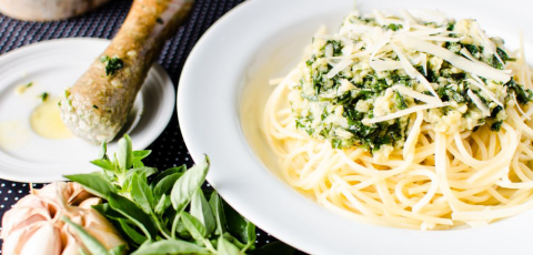 Aprenda a fazer um legítimo molho pesto – Dicas em 1 minuto