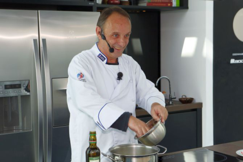 Bolinho de camarão é a especialidade de Miau Carraro