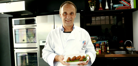 Música e humor marcam o sábado no Estúdio Bom Gourmet