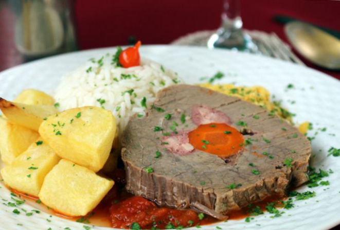 Posta no molho de tomate com batatas crocantes, farofa, arroz e feijão é opção para bas quintas-feira. Foto: Divulgação.