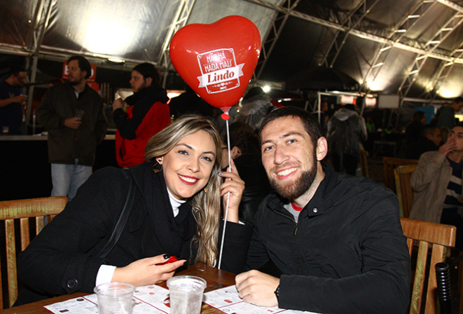 Apaixonados ganharam balões em formato de coração dentro da ação "Não há nada mais lindo..." da RPC TV durante o Parada Truck. Foto: Paulo Lisboa/Gazeta do Povo