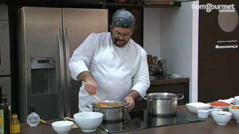 Moquequinha de peixe e camarão com farofa de dendê