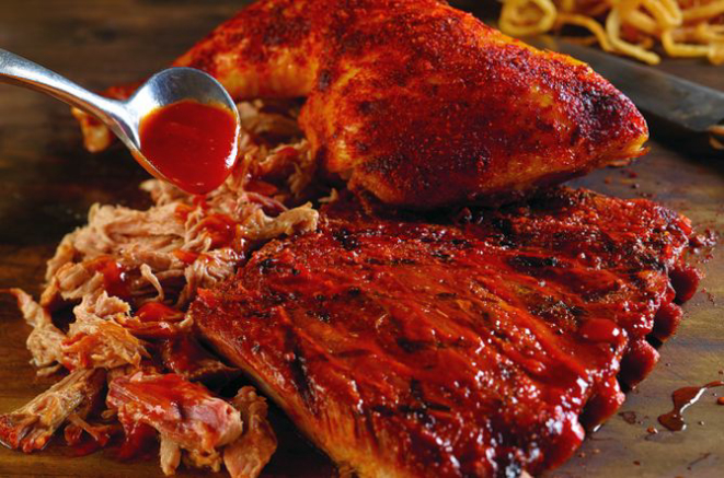 Hickory-Smoked Barbecue: porção com  costela defumada, frango com  molho barbecue, porco  (a partir de R$ 55,80). Foto: Divulgação