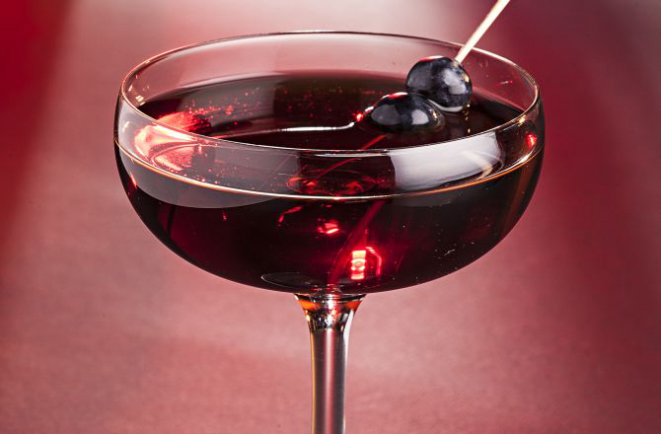 Wine Aged Manhattan é uma releitura do drinque clássico, por Diego Bastos (Officina). À base de cachaça , o coquetel envelhece dois meses em barrica de carvalho (disponibilidade sob consulta). Foto: Alexandre Mazzo/Gazeta do Povo