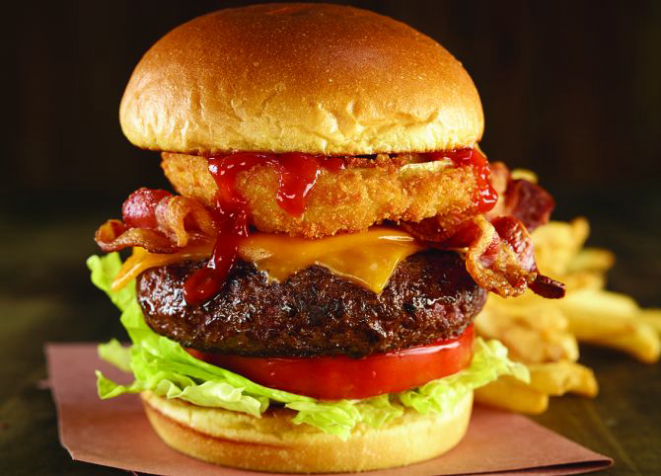 Original Legendary Burger (220 g ) bacon, cheddar, onion rings, alface  e tomate (R$ 39,75). Foto: Divulgação