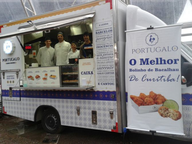 Para os fãs da comida portuguesa, vale conferir o food truck Portugalo, cujo carro-chefe é o bolinho de bacalhau. Eles trouxeram o pastel de bacalhau como novidade. Foto: Rafaela Requião/Gazeta do Povo
