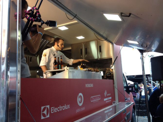 Chef Renato Bedore, da Vivah Gastronomia, durante a aula-show no Parada Truck. Foto: Paulo Lisboa/Gazeta do Povo