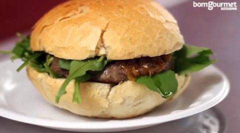 Ivo Lopes ensina preparo de hambúrguer