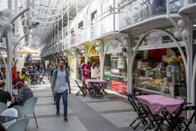 Desde 2011 as lojas da Rua do Comércio 24h têm sido alugadas por empresários do setor de alimentação. Foto: Brunno Covello/Gazeta do Povo