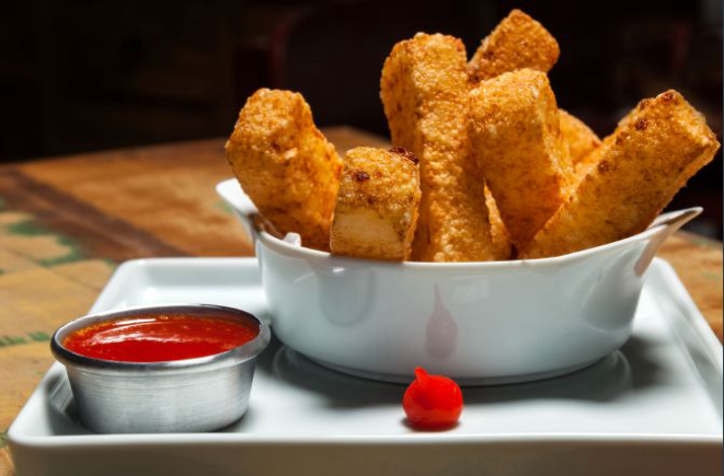 O bastonete de tapioca com queijo coalho (10 unidades, R$ 17,90) é servido com geleia de pimenta. Foto: Divulgação