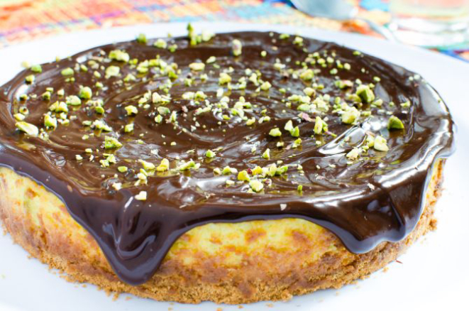 Cheesecake de pistache com ganache de chocolate, da Tortelier. Foto: Fred Kendi/Gazeta do Povo