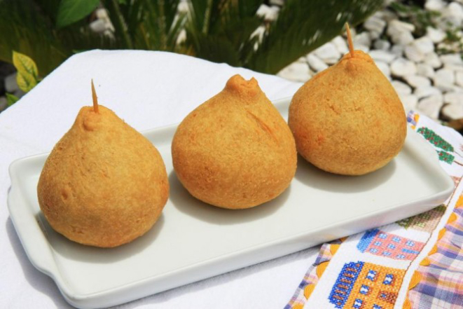 Coxinha de frango com catupiry da Confeitaria Edelweiss. Foto: Ivonaldo Alexandre/Gazeta do Povo