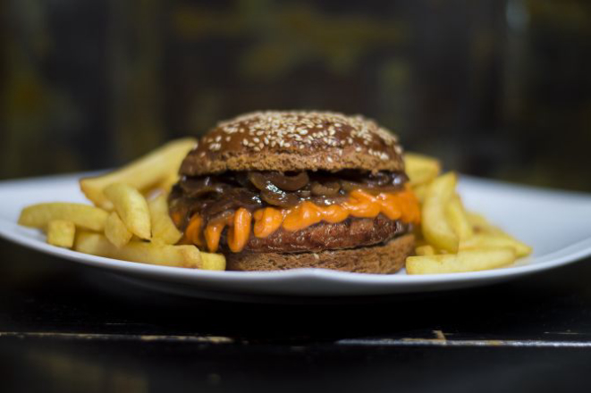 Fitaburger Cheddar, com hambúrguer de fraldinha de 120g, cebola caramelizada ao shoyu e queijo cheddar (R$ 32), com fritas. Foto: Divulgação.