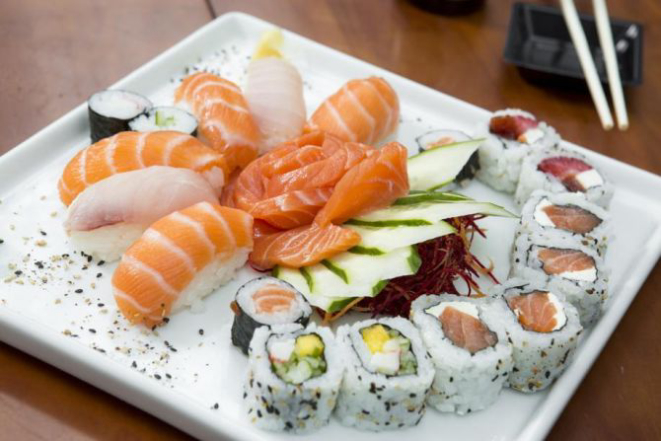 No Hibari há buffet com sushi e sashimi diariamente.  Foto: Brunno Covello/Gazeta do Povo