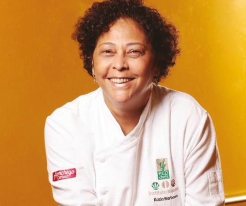 Katia Barbosa cozinha no MB Mercearia Brasileira