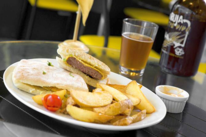 Os destaques no Koda são os sanduíches e as cervejas especiais. Foto: Brunno Covello/Gazeta do Povo