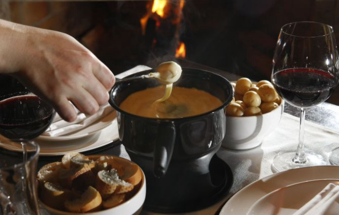 A diferença do fondue tradicional, é que o pão sem trigo – um dos acompanhamentos – é feito na casa (para evitar contaminação cruzada). Foto: divulgação.