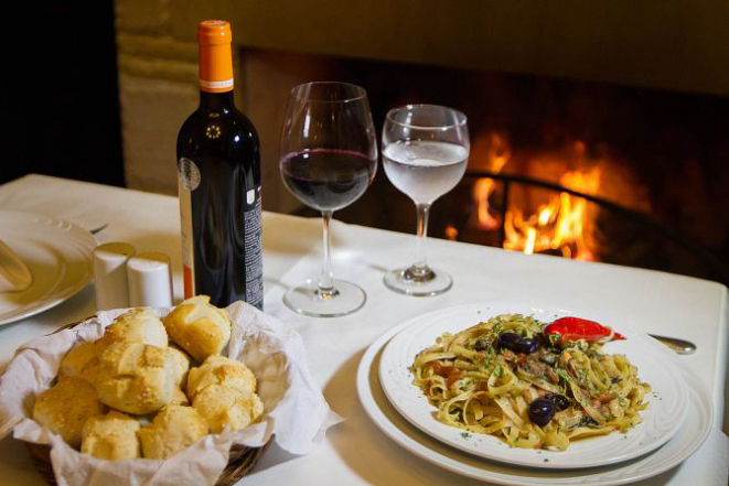 O fettuccini alla Toscana, feito com linguiça artesanal moída e funghi, custa R$ 69 e serve duas pessoas. Foto: Divulgação.