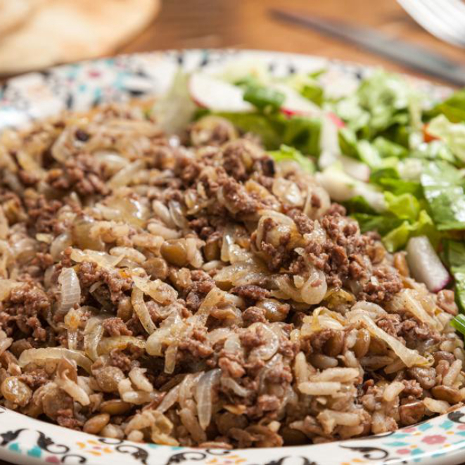 Mjadra, prato feito de arroz com lentilhas e cebola caramelizada do Armazém Califórnia. Foto: Fernando Zequinão/Gazeta do Povo