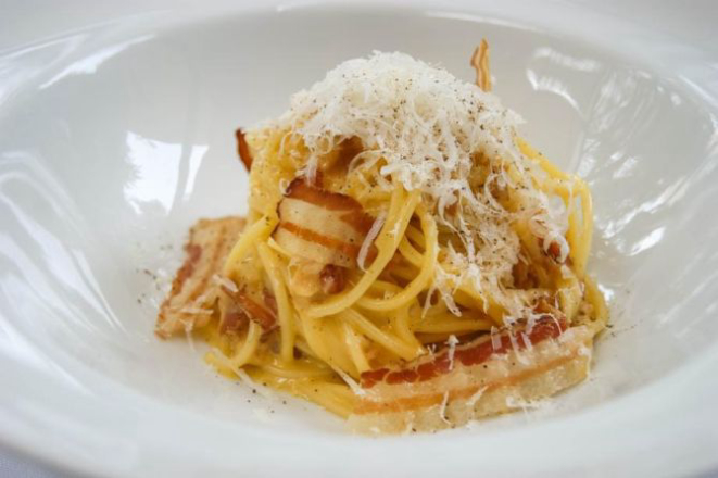 O clássico spaghetto alla carbonara (R$ 42). Foto:<br>Luis Rocha/Divulgação