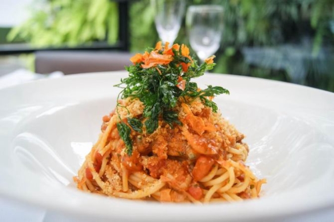 spaghetto de grano duro com vongole (molusco), tomate cereja e ovas de tainha (R$ 45) Foto: Luis Rocha/Divulgação