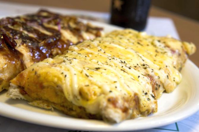 Na Pezzo,  as pizzas são vendidas por fatias e em combos. Foto: Brunno Covello/Gazeta do Povo