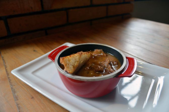 No inverno, todo dia tem uma sopa diferente servida como entrada. Essa é de carne, cebola e batata doce. Foto: Bruna Zembuski/Divulgação.