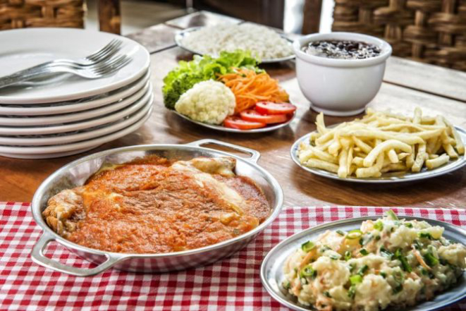 Bife alla parmegiana, do Nonna Giovanna, é servido com arroz, feijão, salada, maionese e fritas (R$ 25). Foto: Letícia Akemi/Gazeta do Povo