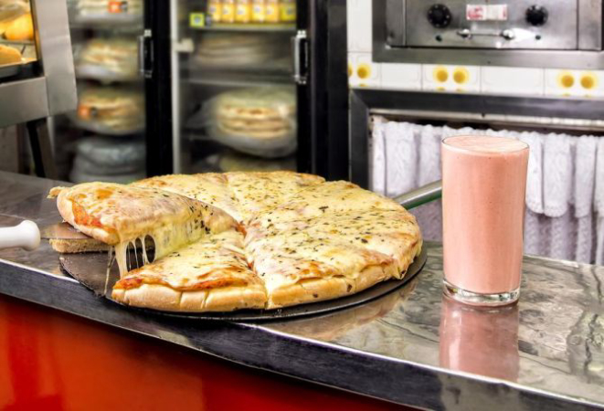 A pizza muçarela (R$ 5,50) é o único sabor servido na Lanches Itália desde 1969. Para acompanhar, vitamina (R$ 5,50). Foto: Letícia Akemi/Gazeta do Povo