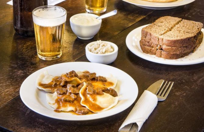 Varenek, pastel cozido ucraniano, recheado com batata e requeijão ou batata com repolho e servido com molho de carne. Acompanha broa fatiada e hrin (raiz forte). Preço: R$ 11,50. Foto: Letícia Akemi/Gazeta do Povo