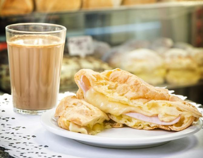 Média com misto quente no pão de queijo gigante. R$ 10,80 na padaria  Pote de Mel. Foto: Letícia Akemi/Divulgação