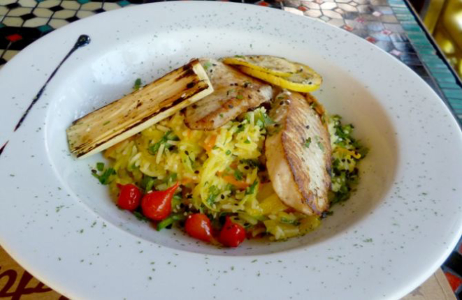 O arroz que acompanha a tilápia leva leite de coco. Foto: divulgação