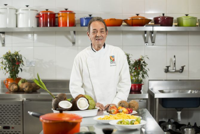 Chef Beto Pimentel, do restaurante Paraíso Tropical, esteve no Centro Europeu para ministrar uma aula aos alunos da pós-graduação Cuisine Santé. Foto: Brunno Covello/Gazeta do Povo