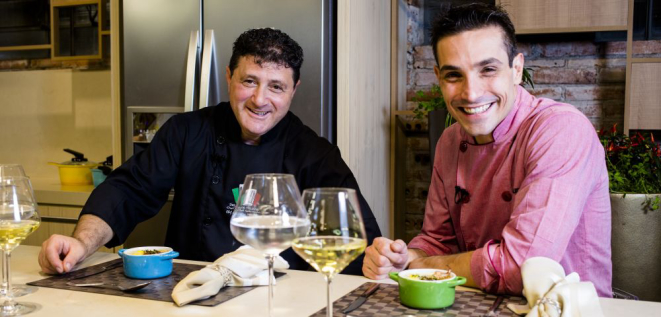 O chef Enzo Ambrozetti (dolmã preta) conversou com o chef Guilherme Guzela sobre suas criações. Foto: Lineu Filho / Gazeta do Povo.