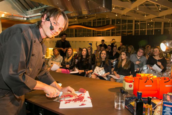 Chef Rodrigo Cavichiolo fez uma aula-show para convidados. Foto: Naideron Jr. Divulgação.