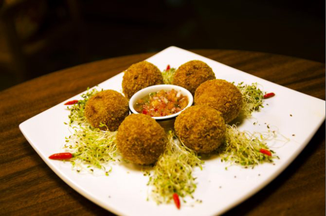 Bolinho de barreado (R$ 26,90, seis unidades), feito com prato típico de Morretes com toque de banana. Foto: Jefferson Barbosa / Divulgação.