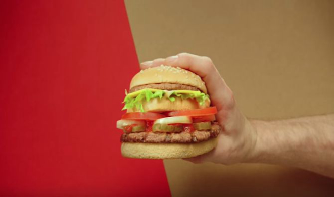 McWhopper, fusão do Big Mac e do Whopper. Foto: Reprodução.