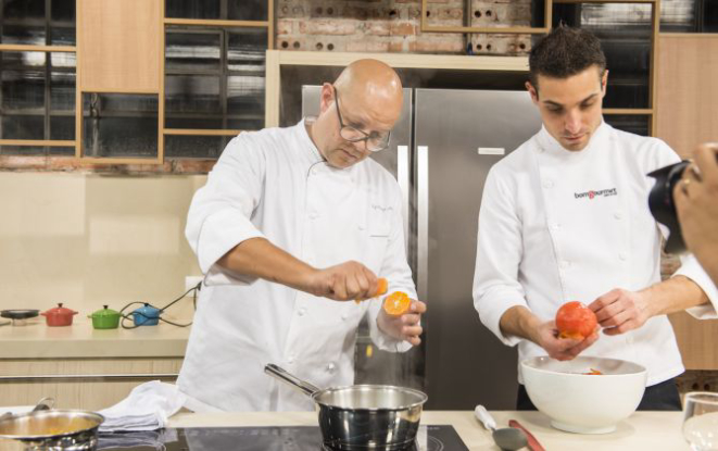 Rodrigo Martins cozinhou ao lado do também chef e apresentador Guilherme Guzela. Foto: Letícia Akemi / Gazeta do Povo.