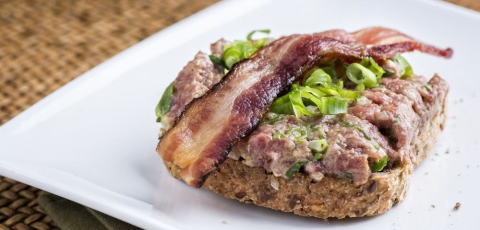 Aprenda a fazer carne de onça Angus com o chef Rodrigo Martins