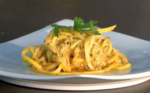 Chef prepara fettuccine de pupunha com ragu de siri