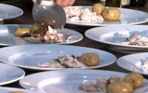 Acompanhe o preparo de peixe no sal grosso