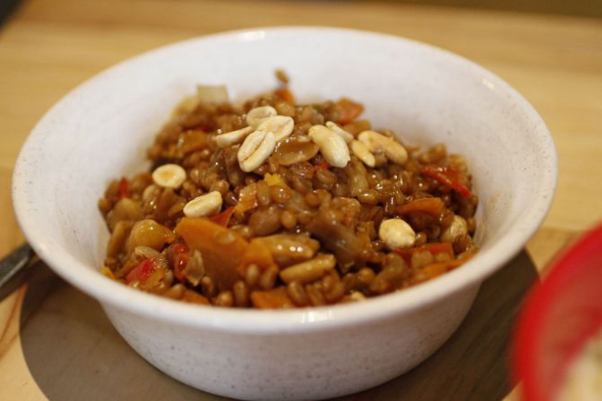 O triguinho é preparado com grãos de trigo, legumes, amendoim e shoyu. Foto: Patricia Lion/Divulgação