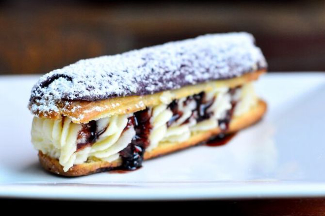 Éclair de amarena da Chokolat. Foto: Nadya Costa/Divulgação