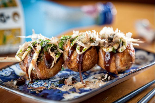 O takoyaki (R$ 13 para três unidades)  é um dos carros-chefe. O bolinho é feito com polvo e arroz. Foto: Fernando Zequinão/Gazeta do Povo