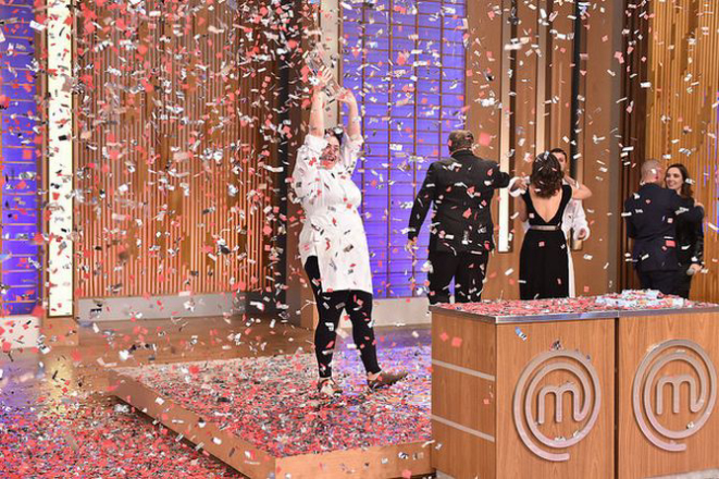 Izabel Alvares recebe o troféu de MasterChef Brasil. Foto: Comunicação Band