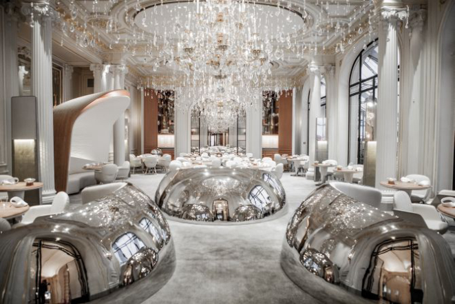 O impactante salão do Alain Ducasse au Plaza Athénée, no mítico hotel de Paris. Foto: Divulgação