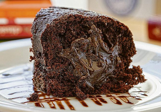 Bolo de vó chocolate com chocolate (R$ 3, a fatia; R$ 18, o inteiro). Fernando Zequinão/Gazeta do Povo.