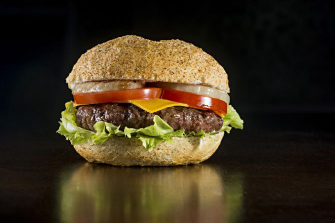 Cheeseburger fit do Madero é feito com carne com menor porcentagem de gordura, vem no pão integral e substitui a maionese pelo creme de alho-poró. Foto: Divulgação.